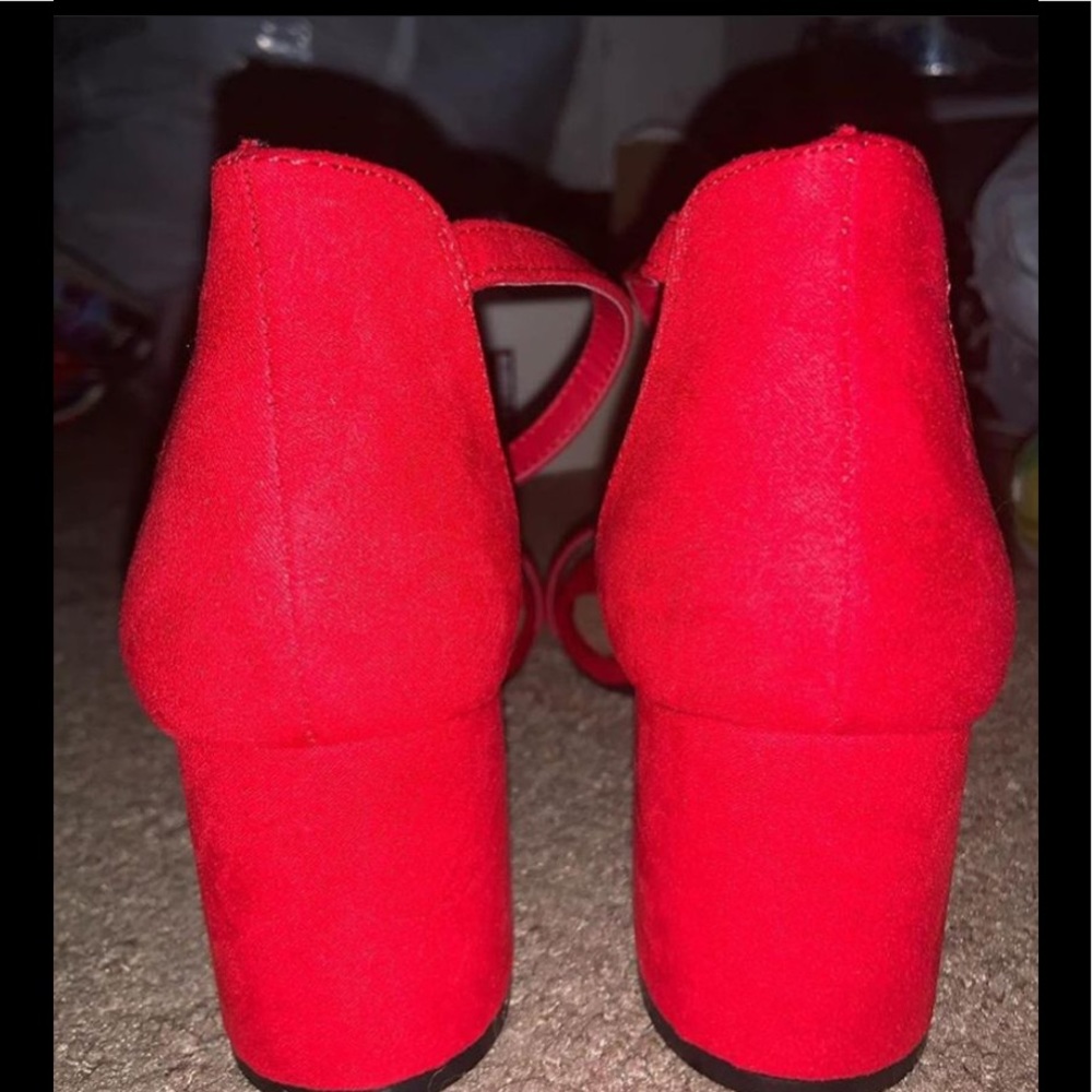 Selling this red heels shoes